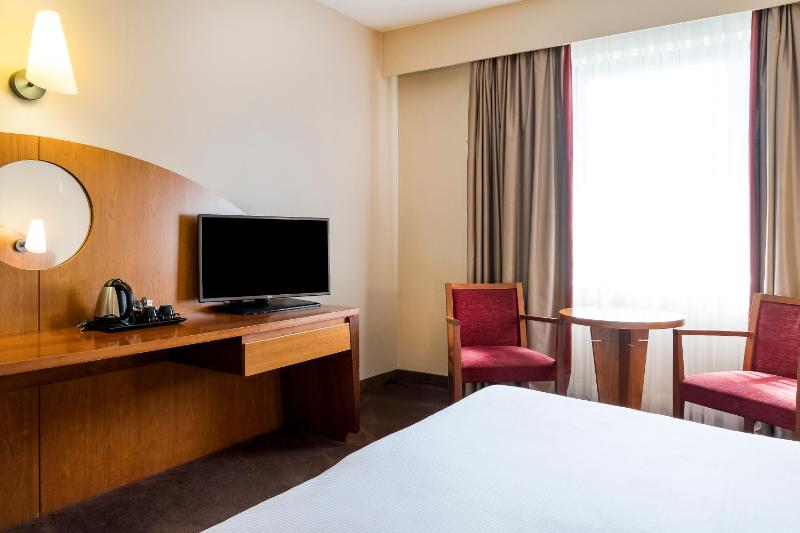 Standard Twin Room image 4