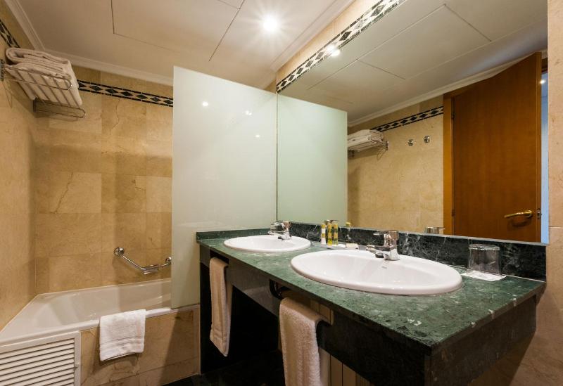 Double or Twin Room (1-2 Adults) image 1