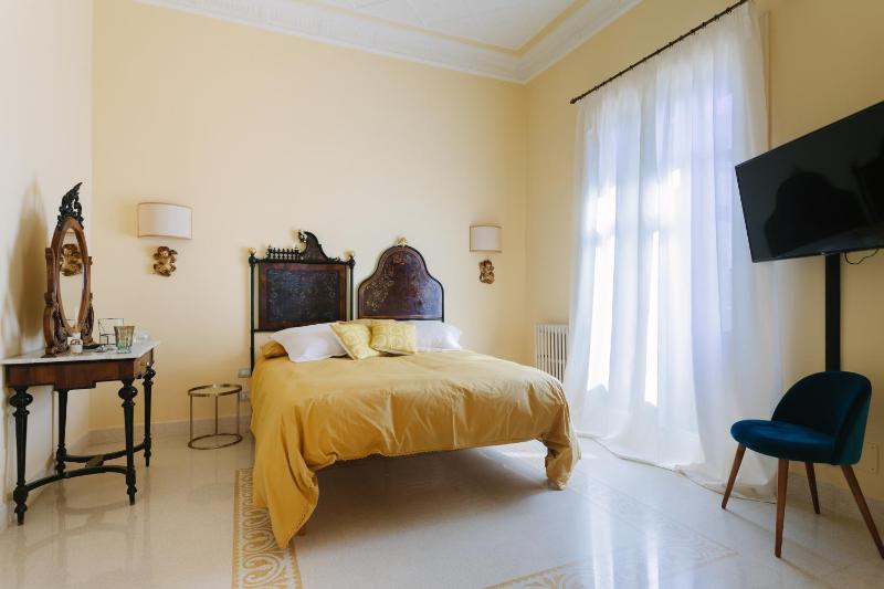 Superior King Suite image 3