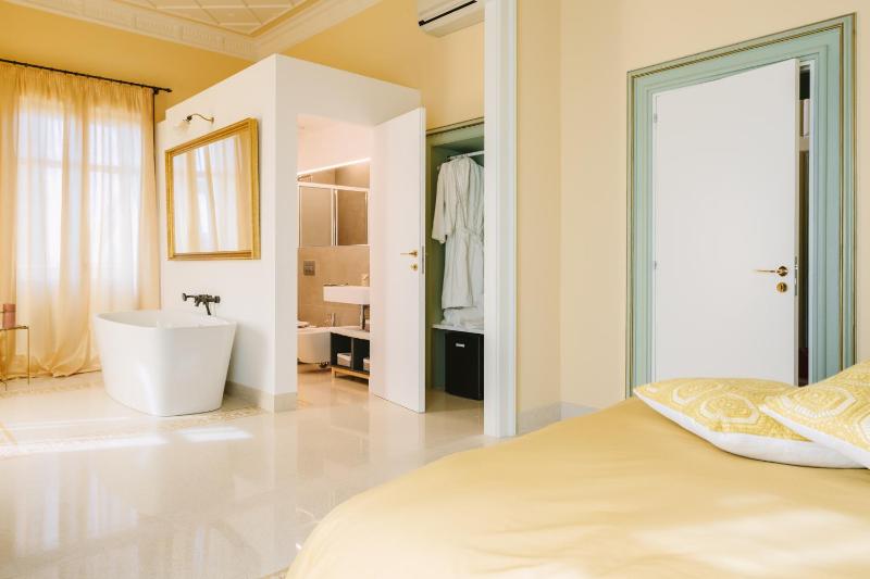Superior King Suite image 2