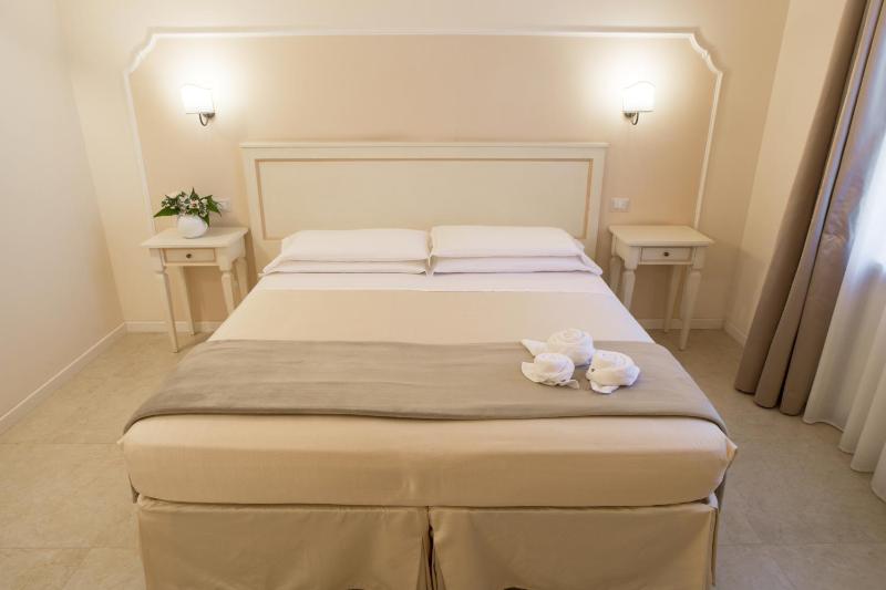 Double or Twin Room image 3