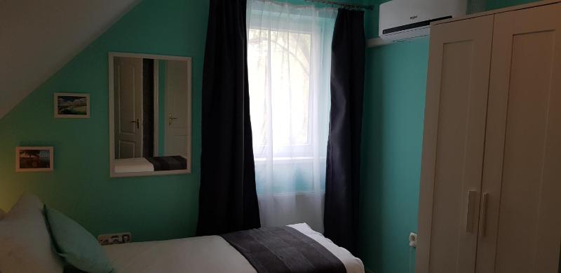 Twin Room with Bathroom image 4