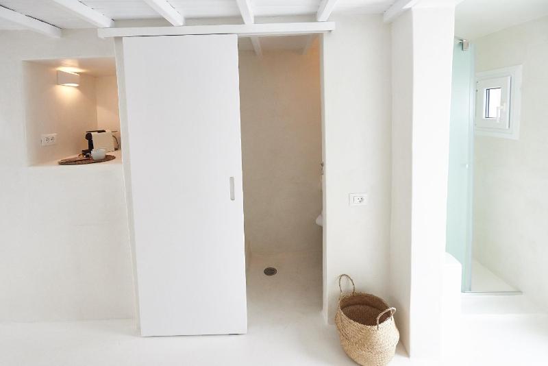 Studio Apartment with Balcony image 2