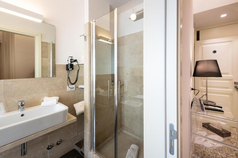Superior Double Room with City View image 2