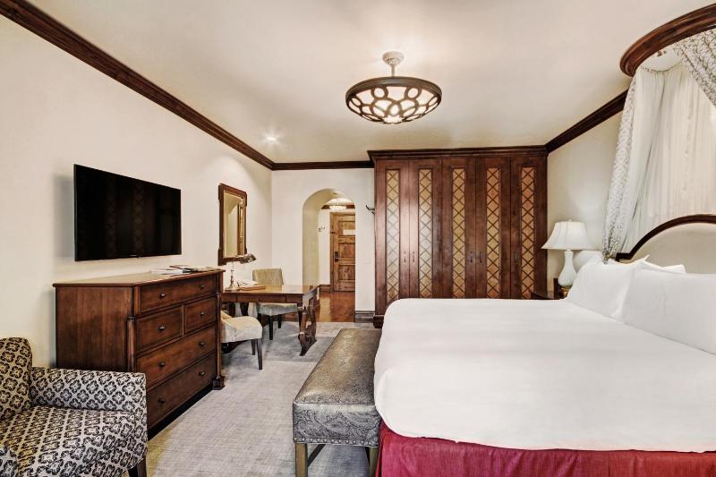 Deluxe King Room image 3