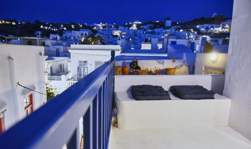 Studio Apartment with Balcony image 4