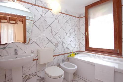 Single Room image 3
