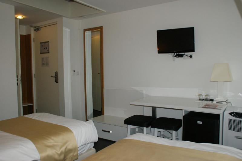 Standard Twin Room image 3