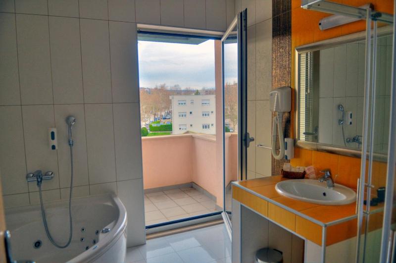Deluxe Double Room with Balcony image 4