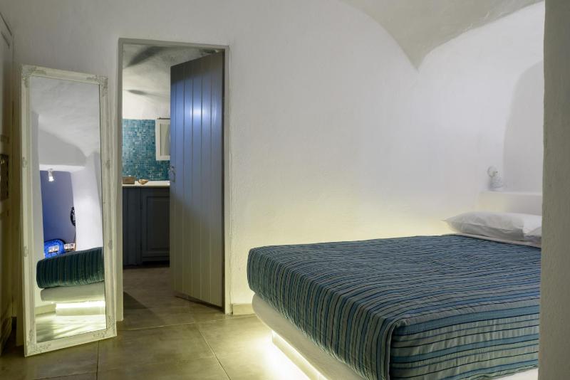 One Bedroom Villa with Hot Tub and Caldera View image 4