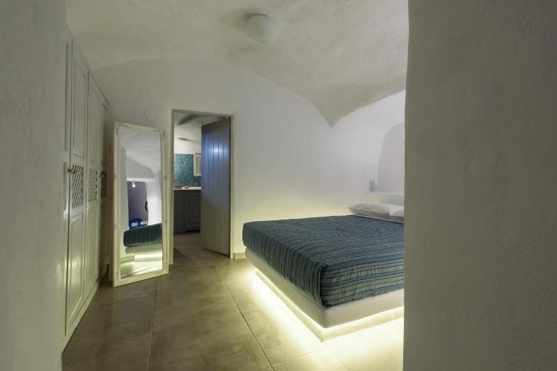One Bedroom Villa with Hot Tub and Caldera View image 3