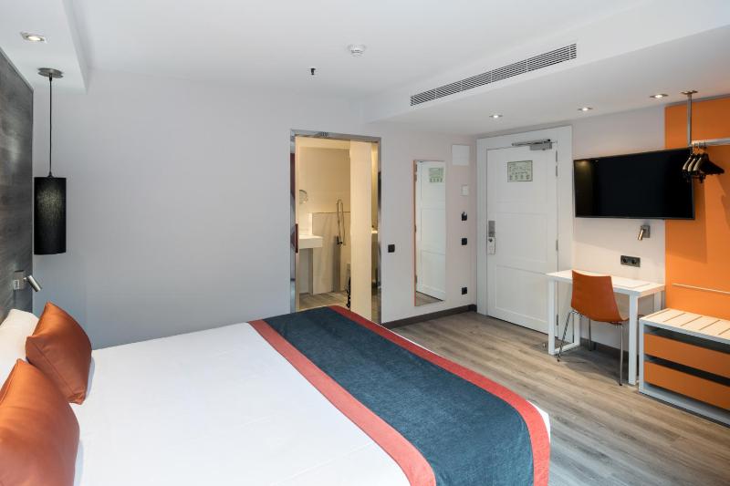 Premium Double Room with Terrace image 3