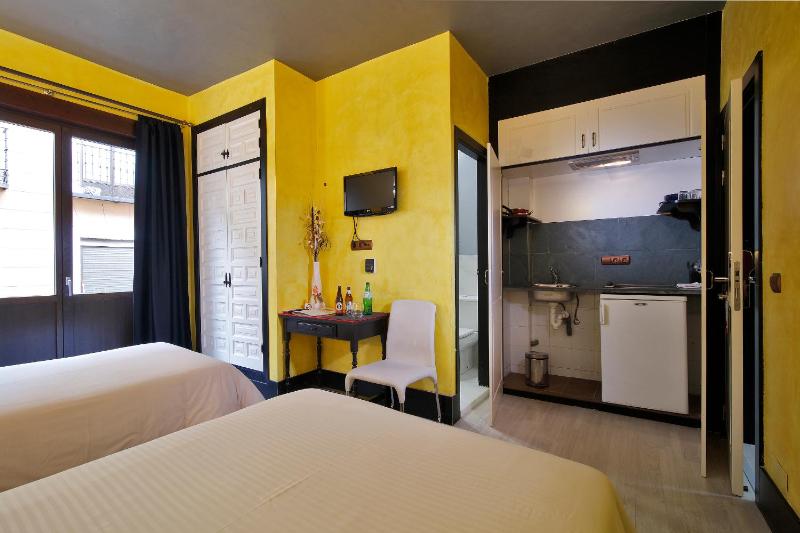Double Room image 4