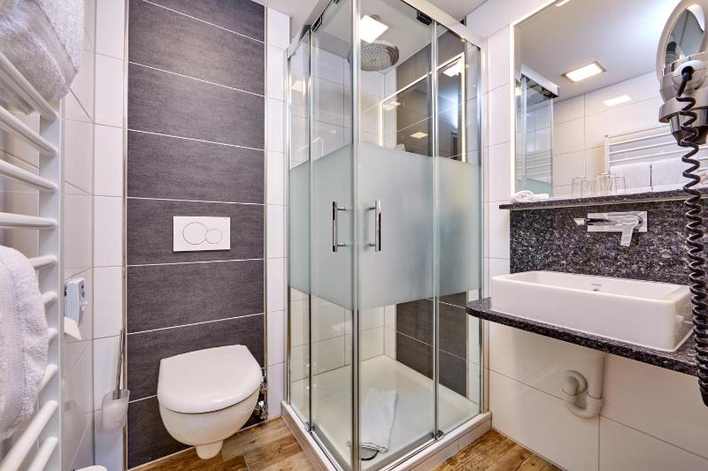 Comfort Twin Room with Balcony image 3