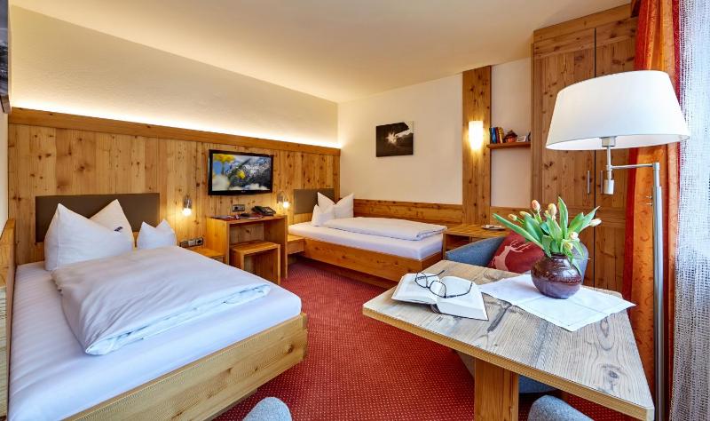 Comfort Twin Room with Balcony image 2