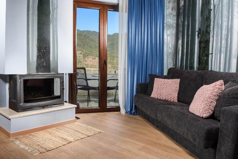 Deluxe Suite with Fireplace and Forest View image 3
