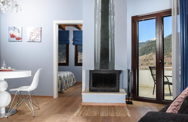 Deluxe Suite with Fireplace and Forest View image 4