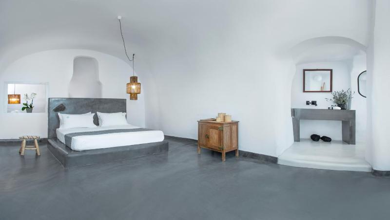 Cave Suite with Outdoor Plunge Pool and Caldera View image 2