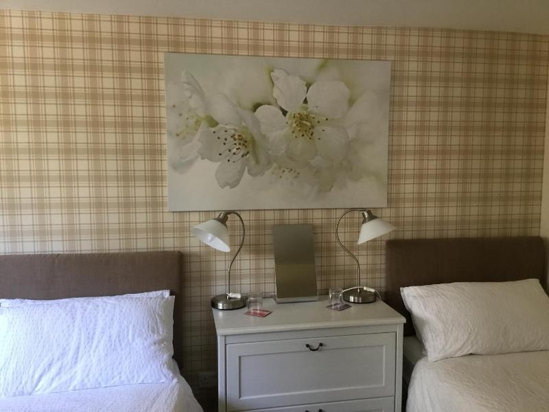 Double or Twin Room with Garden View image 3