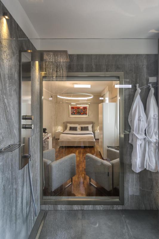 Double Room with Balcony image 2