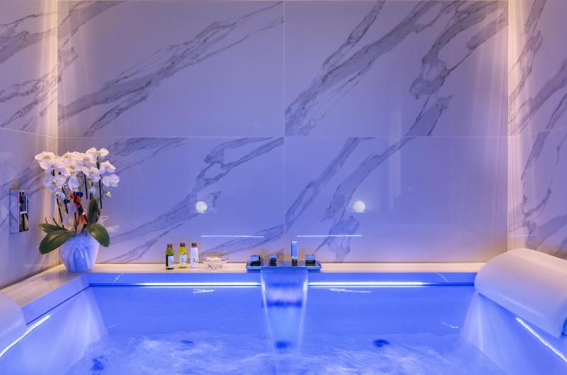Superior Double Room with Spa Bath image 2