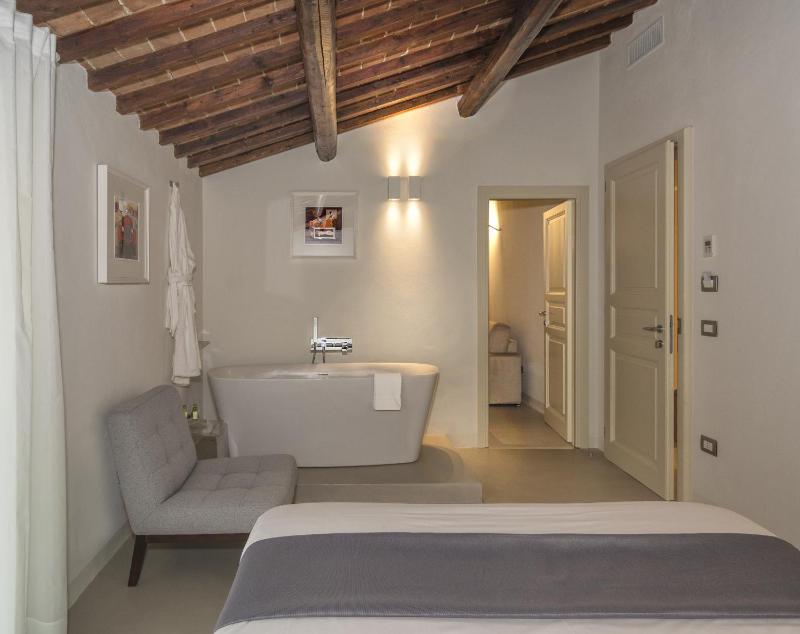 Suite (4 Adults) image 3
