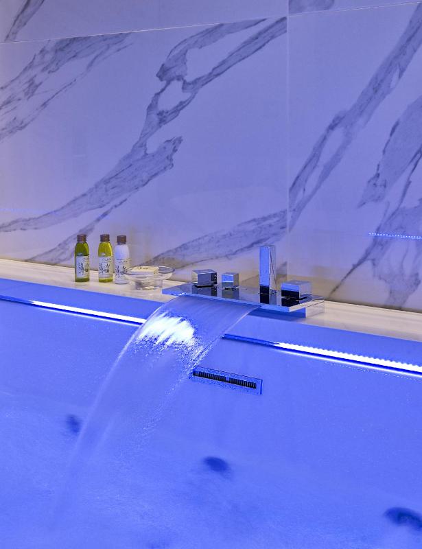 Superior Double Room with Spa Bath image 4