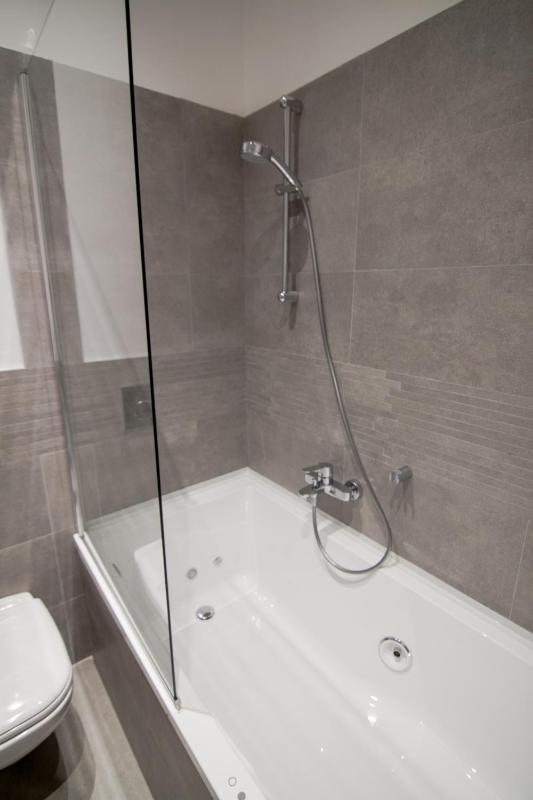 Double Room with Spa Bath image 4
