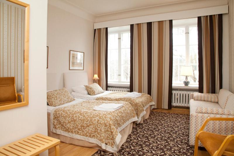 Twin Room image 4