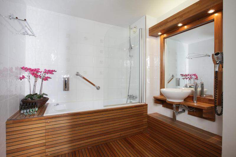 Twin Room image 4