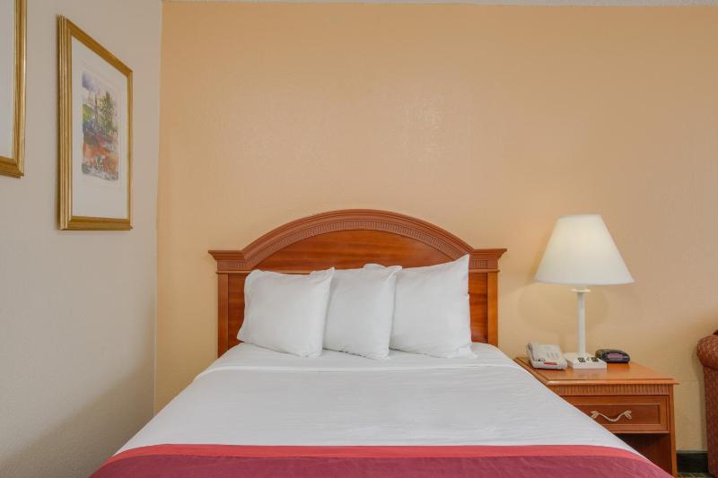 Deluxe Double Room - Disability Access/Non-Smoking image 4