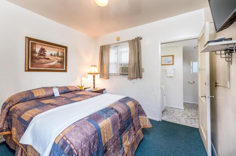 Small Double Room image 2
