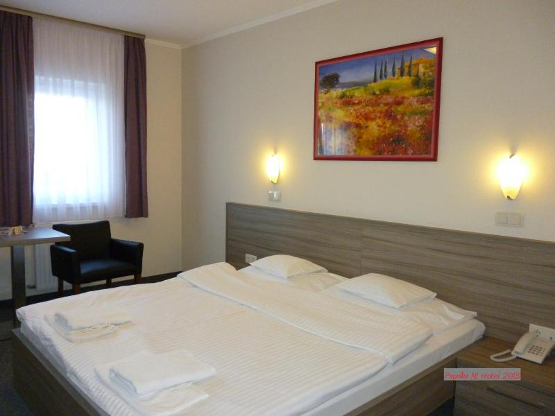 Double or Twin Room image 3