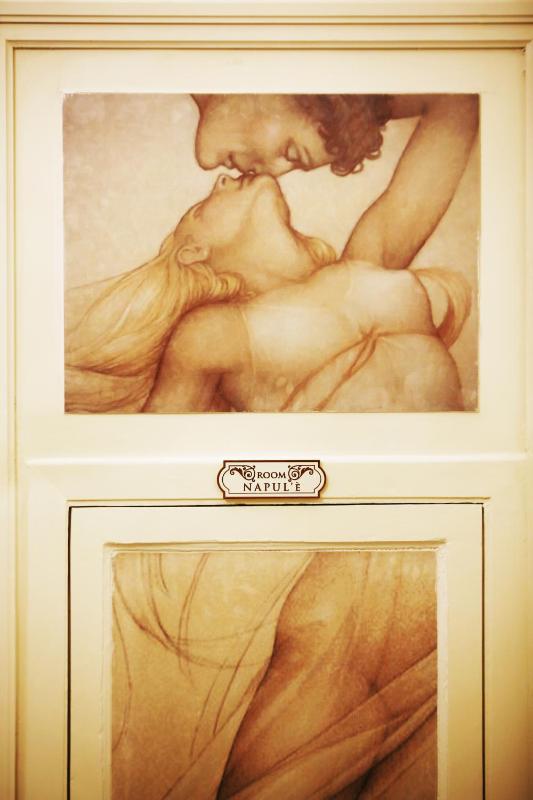 Queen Suite with Spa Bath image 2