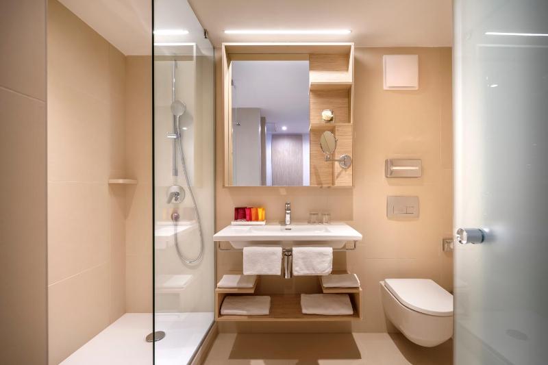 Classic Twin Room - Balcony, Park View image 3