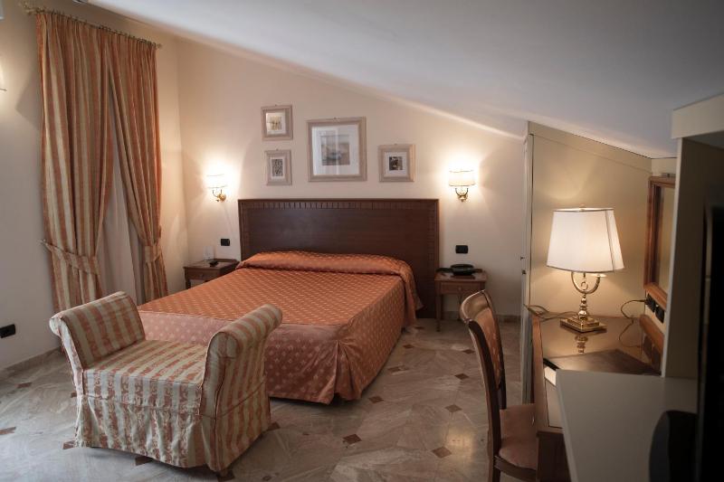 Double or Twin Room image 4