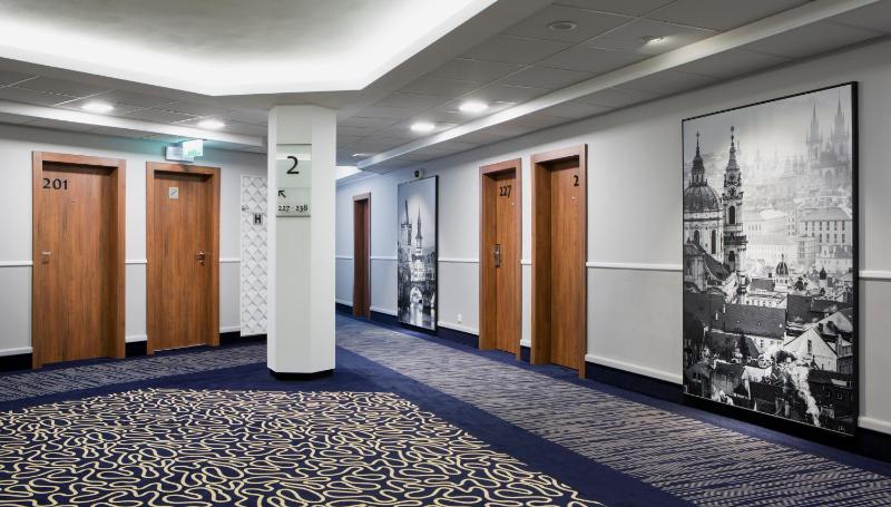 Deluxe Suite with Free Pool Access image 2