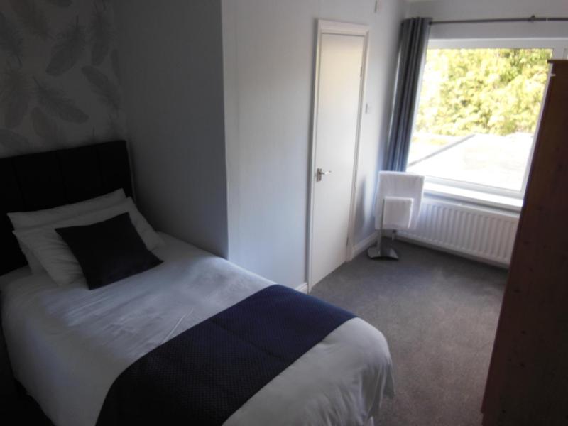 Single Room with Shower image 4