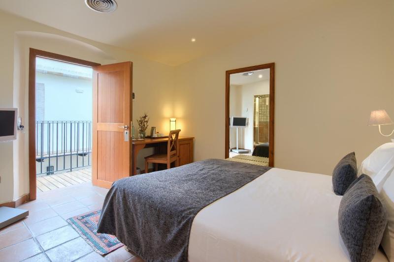 Small Double Room image 3