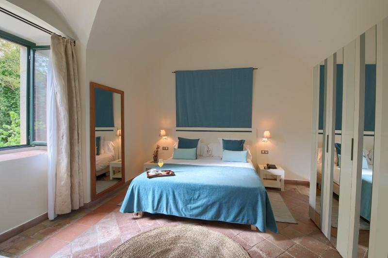 Deluxe Double Room with Extra Bed image 2