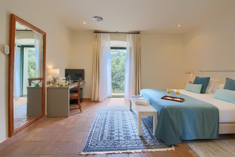 Deluxe Double Room with Extra Bed image 1