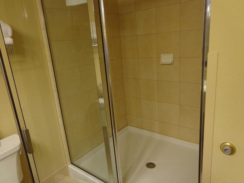 Queen Room with Two Queen Beds - Disability Access image 3