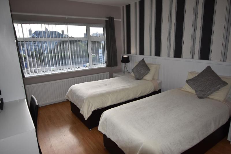 Large Twin Room image 2