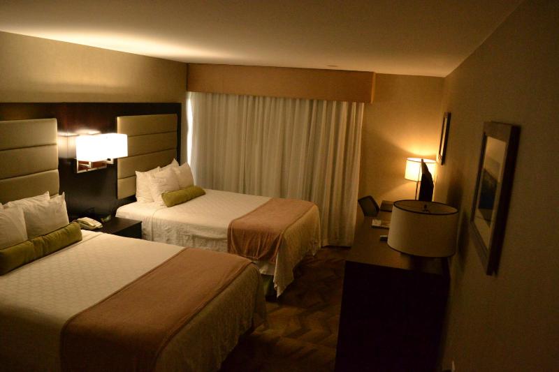 Queen Room with Two Queen Beds - Disability Access Roll in Shower image 4