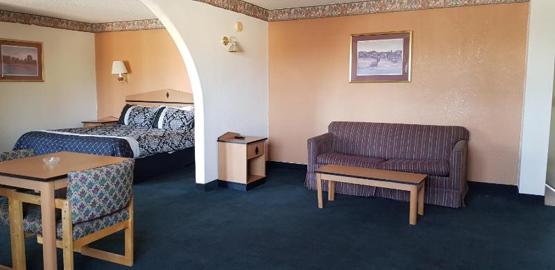 Suite with Hot Tub image 4