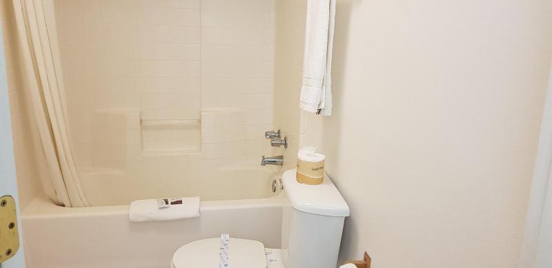 Suite with Hot Tub image 2