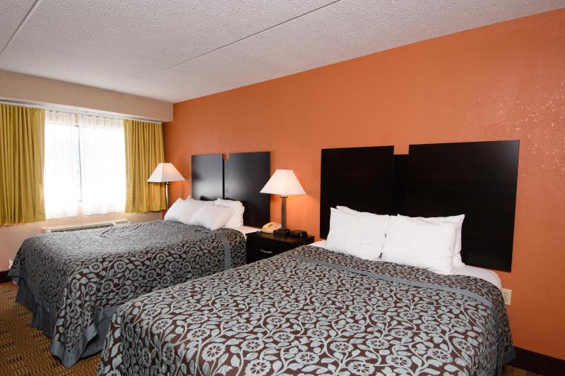 Queen Room with Two Queen Beds - Non-Smoking image 4
