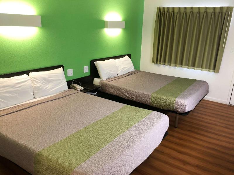 Queen Room with Two Queen Beds image 2