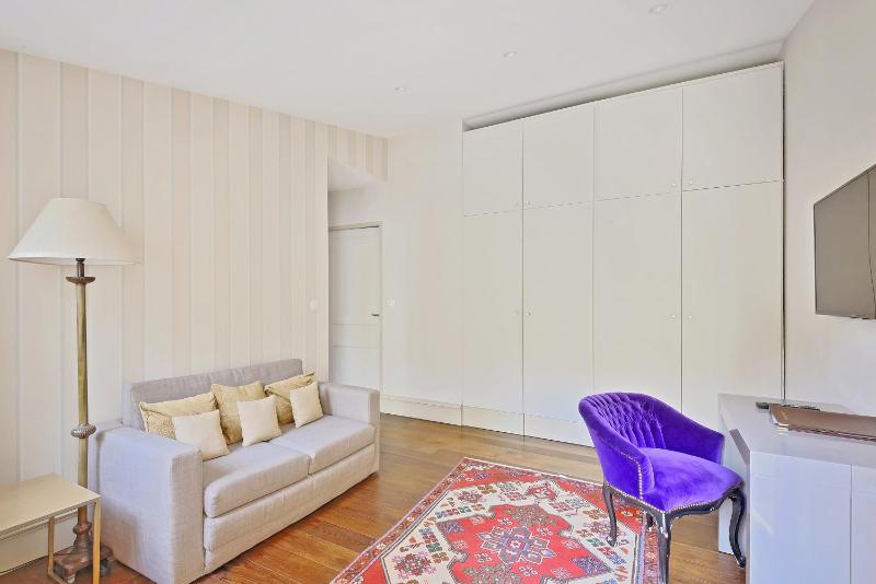 Superior One-Bedroom Apartment image 2