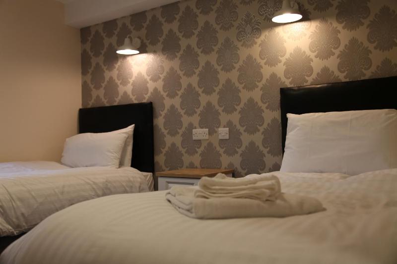 Twin Room image 1